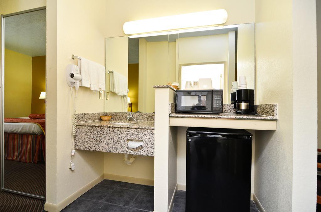 America'S Best Value Inn & Suites-Clinton Εξωτερικό φωτογραφία